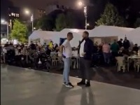 Režim grčevito SPASAVA ĆACILEND: Preživeli beli šatori ispred Skupštine, dovedeni "statisti" (FOTO/VIDEO)