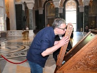 Vučić celivao ikonu kao niko pre - da se prekrstiš i levom i desnom (FOTO)