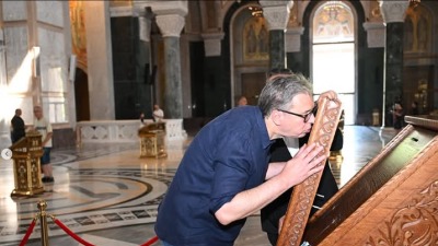 Vučić celivao ikonu kao niko pre - da se prekrstiš i levom i desnom (FOTO)
