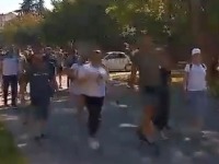 TUČA u Novom Sadu: Velike grupe muškaraca došle na Liman i počele crtanje trobojki po zgradama (VIDEO)