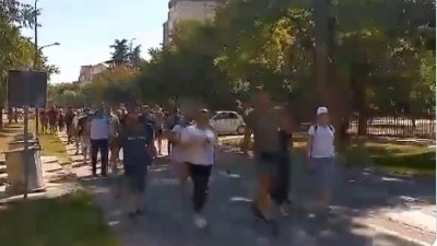 TUČA u Novom Sadu: Velike grupe muškaraca došle na Liman i počele crtanje trobojki po zgradama (VIDEO)