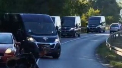 Interventna blokirala ulaz u Bački Petrovac: Građani stižu preko NJIVA (VIDEO)