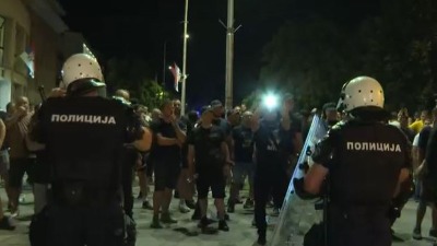 Napeto u Vrbasu: Letele flaše između SNS-ovaca i građana