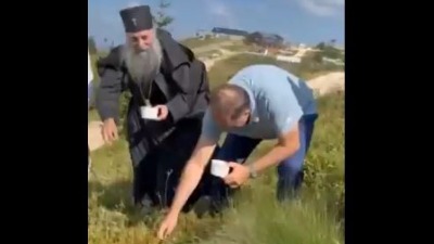 Dodik i Porfirije beru borovnice na Jahorini (VIDEO)