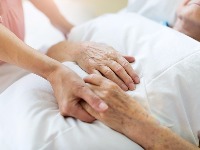 Medicinska sestra otkriva da JEDAN SIMPTOM na rukama pokazuje da je neko BLIZU SMRTI 