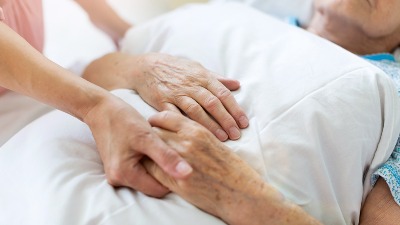 Medicinska sestra otkriva da JEDAN SIMPTOM na rukama pokazuje da je neko BLIZU SMRTI 