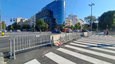 "Umesto da raspiše izbore, Vučić postavlja betonske barikade u centru Beograda"