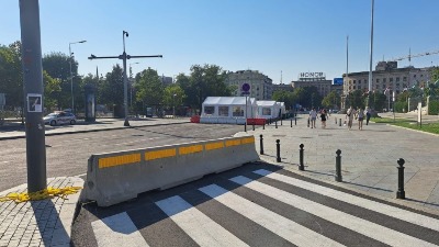 "Neosvojiva tvrđava": Postavljaju BETONSKE BARIJERE oko Ćacilenda (FOTO)