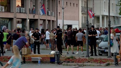 Počeo protest u Vrbasu: Policijski kordon između građana i pristalica SNS