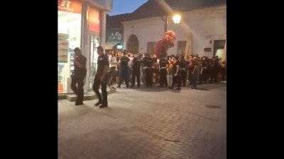 Maskirani mladići, mahom u crnom, stigli na kontraskup u Bačkoj Palanci