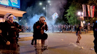 Sukobi u Vrbasu: Naprednjaci na okupljene građane bacali pirotehniku i kamenice, Žandarmerija potiskuje građane