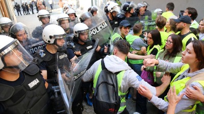 Sukob u Pazaru: Studenti blokirali sud, intervenisala policija (VIDEO)
