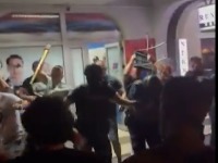 Batinaš SNS udara policajca s leđa motkom, pogledajte kako on reaguje (VIDEO)