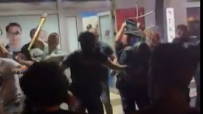 Batinaš SNS udara policajca s leđa motkom, pogledajte kako on reaguje (VIDEO)