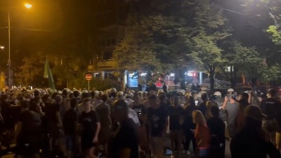 Ćerka žene koju je policajac ošamario ispred SNS-a na Vračaru otkriva šta se desilo (VIDEO)