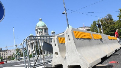 SRCE: Ko betonskim barikadama štiti Ćacilend i zašto?