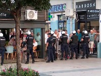Puno policije u Čačku, blokirani prilazi prostorijama SNS-a (VIDEO)
