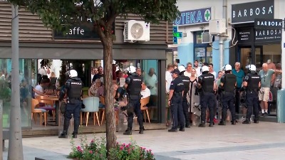 Puno policije u Čačku, blokirani prilazi prostorijama SNS-a (VIDEO)