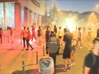 Evo kako SNS-ovci gađaju pirotehnikom Novosađane (VIDEO)