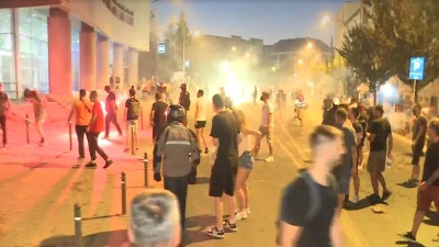 Evo kako SNS-ovci gađaju pirotehnikom Novosađane (VIDEO)