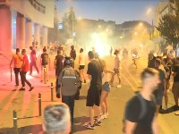 Osoba sa pištoljem kod prostorija SNS u Novom Sadu (FOTO)