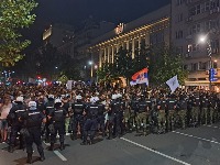 Protesti širom Srbije: U NS haos, osoba s pištoljem kod prostorija SNS, policija jurnula na građane na NBG (FOTO, VIDEO)