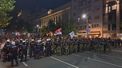 (UŽIVO) Protesti širom Srbije: U NS haos, osoba s pištoljem kod prostorija SNS, policija jurnula na građane na NBGD (FOTO, VIDEO)
