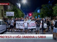Policija razdvaja pristalice SNS-a i građane u Kragujevcu (FOTO)