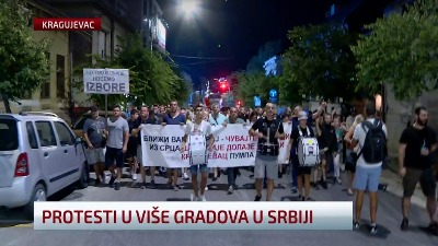 Policija razdvaja pristalice SNS-a i građane u Kragujevcu (FOTO)
