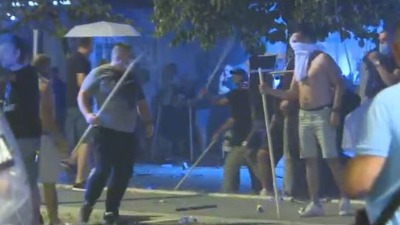 Batinaši sa štanglama kreću na Novosađane (VIDEO)