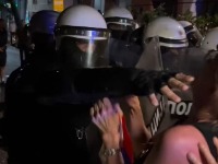 Policajac ženi UDARIO ŠAMAR ispred prostorija SNS na Vračaru (VIDEO)