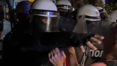 Policajac ženi UDARIO ŠAMAR ispred prostorija SNS na Vračaru (VIDEO)