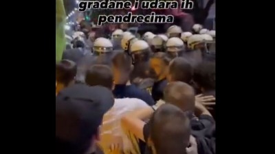 Protest noćas i u Beogradu, ispred prostorija SNS u Njegoševoj policija pendrecima nasrnula na građane