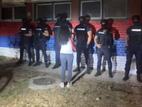 Nadrealna scena: Kordon policije - čuva ZID (VIDEO)