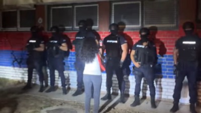 Nadrealna scena: Kordon policije - čuva ZID (VIDEO)