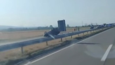Auto se prevrnuo na krov, stvaraju se zastoji na auto-putu (VIDEO)
