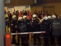 SNS aktivisti gađali policajce, a njihova reakcija... (VIDEO)