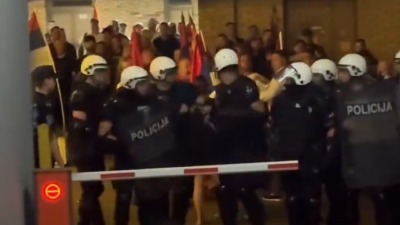 SNS aktivisti gađali policajce, a njihova reakcija... (VIDEO)