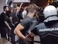 Prilazi i onda stavlja nešto u džep: Saradnja policajca sa Vukašinom Đokovićem?! (VIDEO)