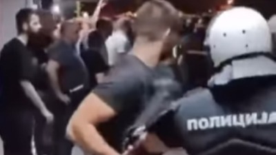 Prilazi i onda stavlja nešto u džep: Saradnja policajca sa Vukašinom Đokovićem?! (VIDEO)