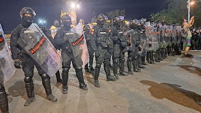MUP o slici gde policajac udara ženu pendrekom: Fotografija izvučena iz konteksta - žena je metalnom šipkom udarala pripadnike Žandarmerije