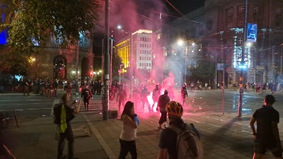 (UŽIVO) Policija bije Novosađane, SNS-ovci bacili topovski udar i baklje na Pančevce, HAOS u Kneza Miloša (FOTO, VIDEO)