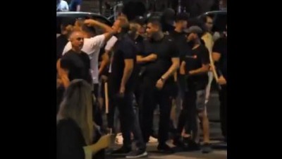 Muškarci sa drvenim palicama u Kneza Miloša (VIDEO)