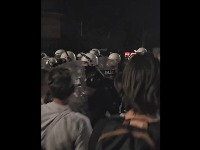 Maskirani napadači razbili izlog kafića u Valjevu, maloletni sin vlasnika prebačen u Urgentni