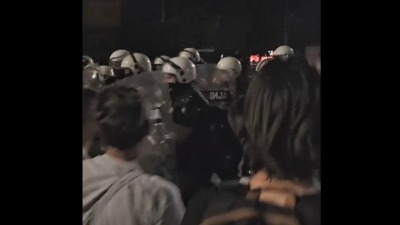 Maskirani napadači razbili izlog kafića u Valjevu, maloletni sin vlasnika prebačen u Urgentni