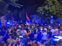Policija u odbrani prodavnice vozača skutera koji je napao decu na Tamišu (VIDEO)