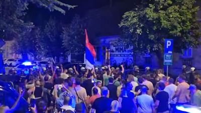 Policija u odbrani prodavnice vozača skutera koji je napao decu na Tamišu (VIDEO)