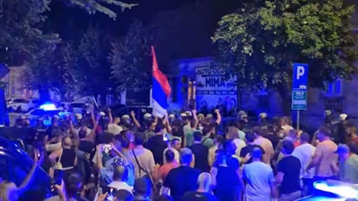 Policija u odbrani prodavnice vozača skutera koji je napao decu na Tamišu (VIDEO)