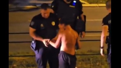 Policija stavila lisice na ruke DEČAKU, koji nema majicu i patike, on ih MOLI da ga puste (VIDEO)