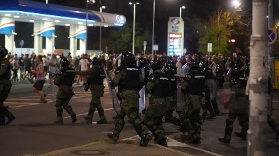 Francuski list Mond: Srpska vlast poslala huligane na ulice da se obračunaju s onima koji nisu pristalice režima